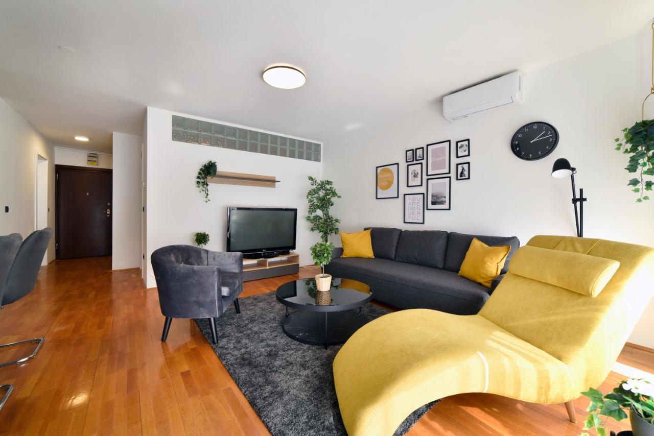 Lavir Apartment With Parking Zagreb Extérieur photo
